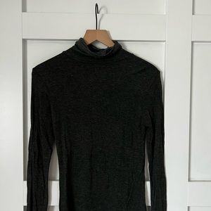 Lightweight and Thin Turtleneck Size Small